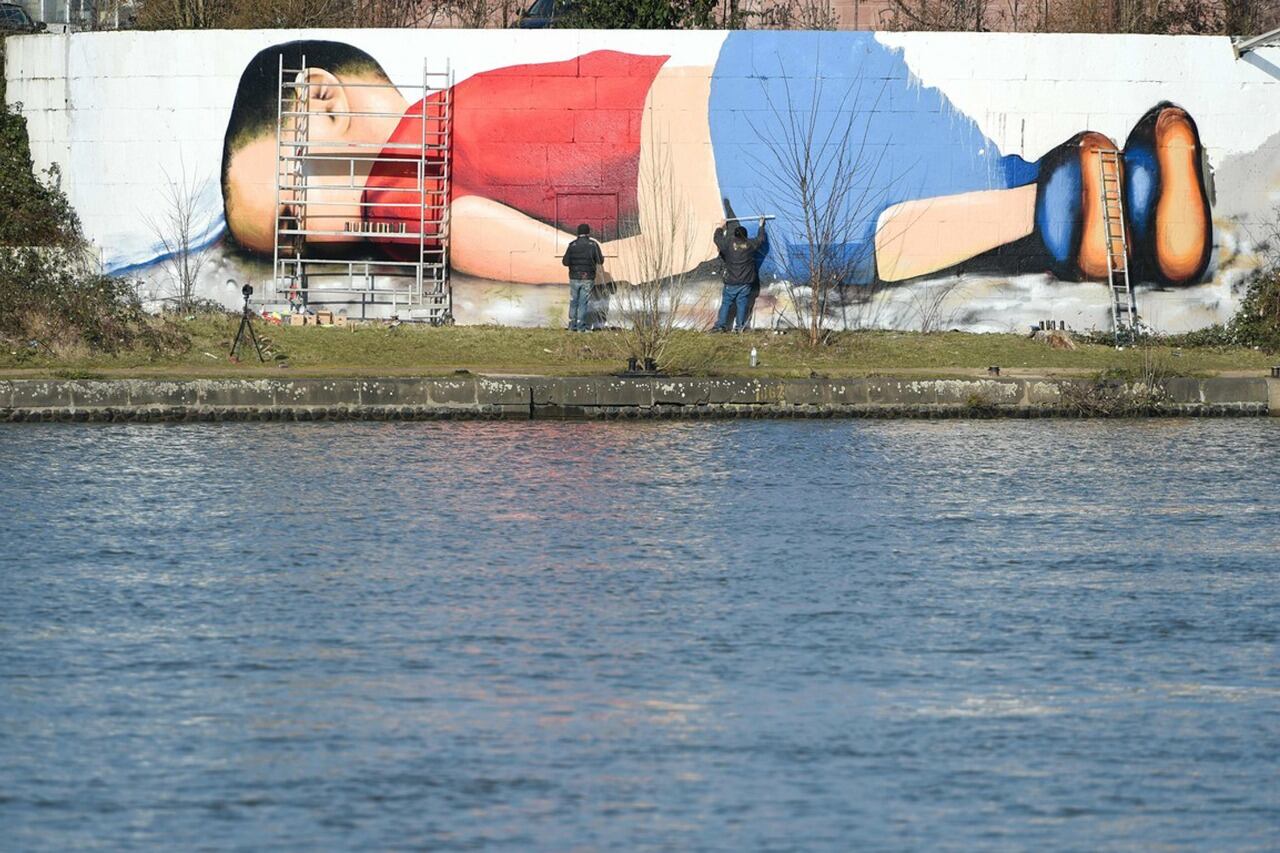 La imagen de Aylan Kurdi en un enorme grafiti frente al Banco Central Europeo en Fráncfort.