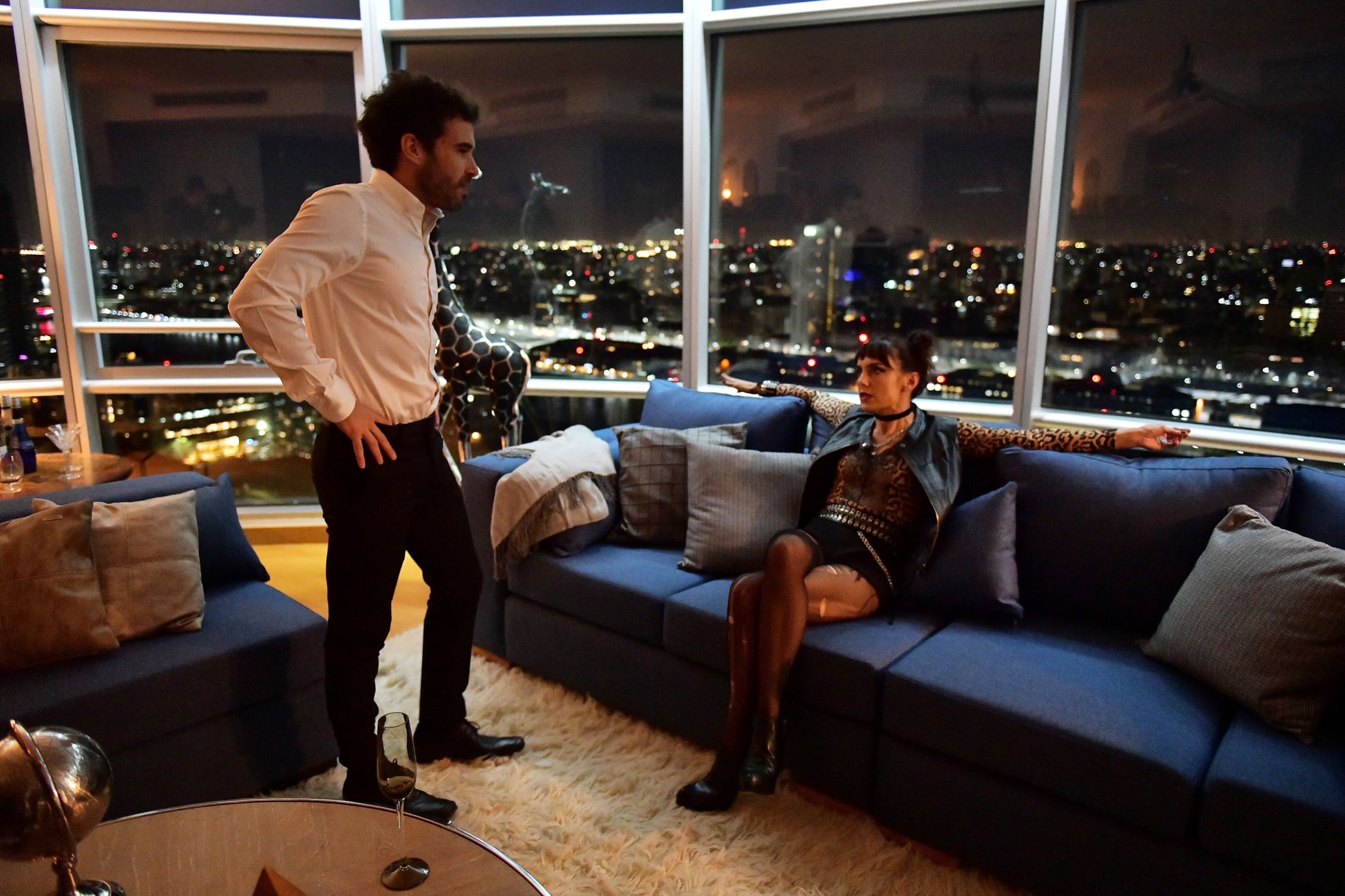 Carlos (Cabré) se verá envuelto en una espesa trama a causa de Patricia (Stuart).