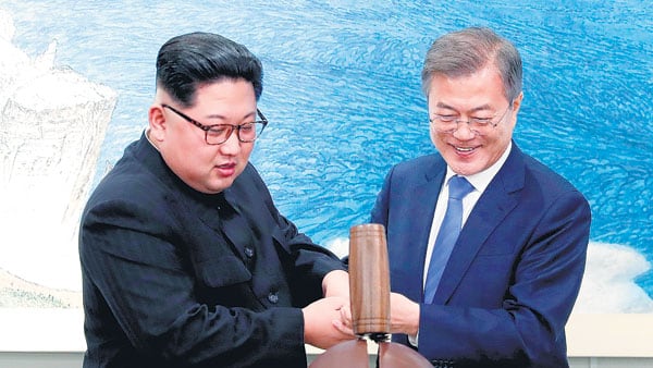 Kim y Moon abren un huevo de chocolate durante la cena.