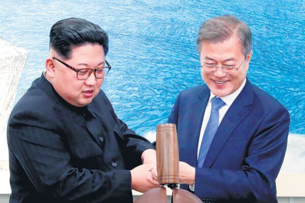 Kim y Moon abren un huevo de chocolate durante la cena.