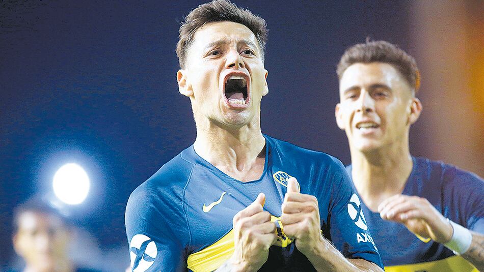 Zárate festeja su gol luego de un remate al lado del palo.