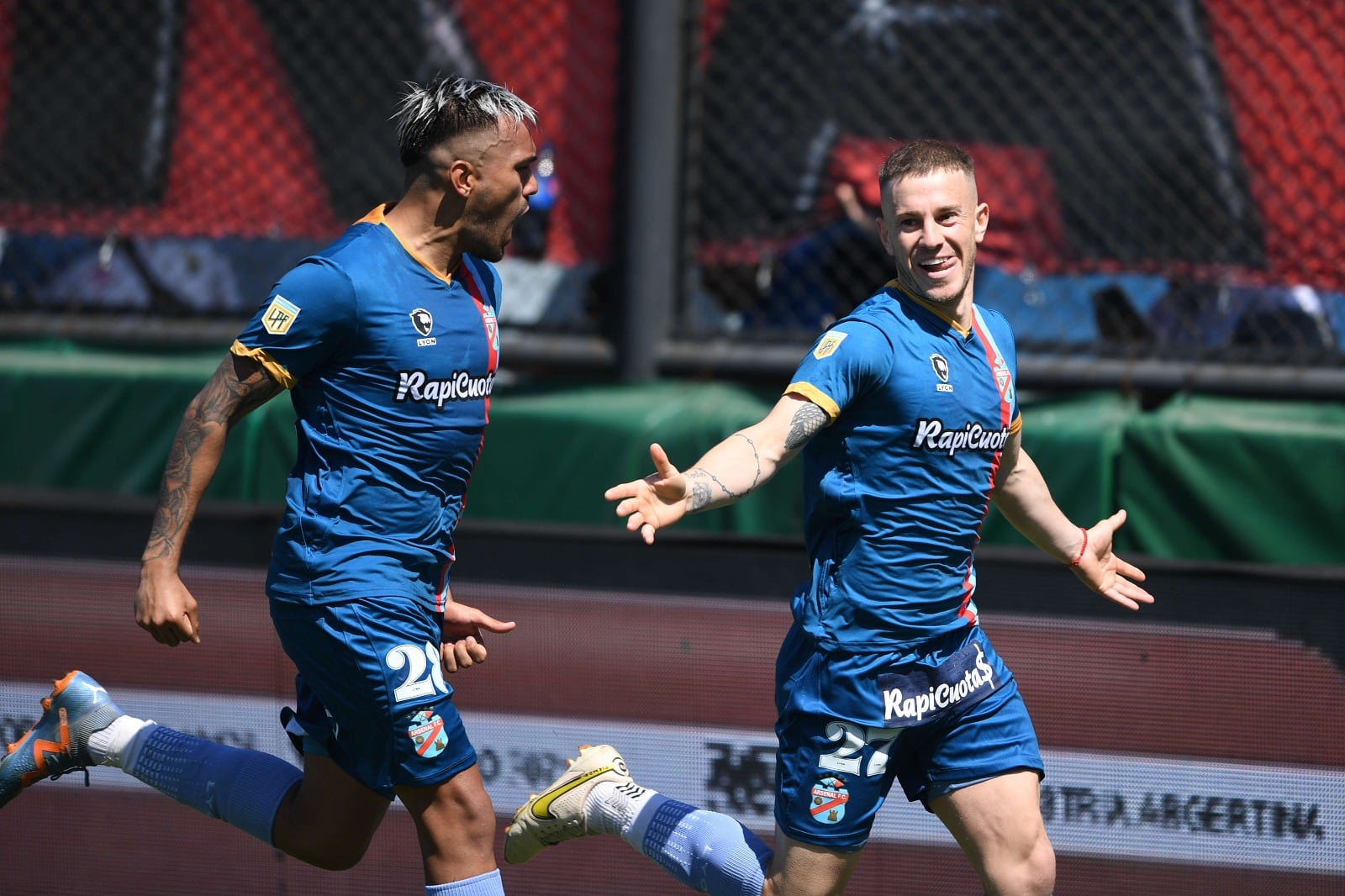 Cejas celebra el gol que le da aire a Arsenal