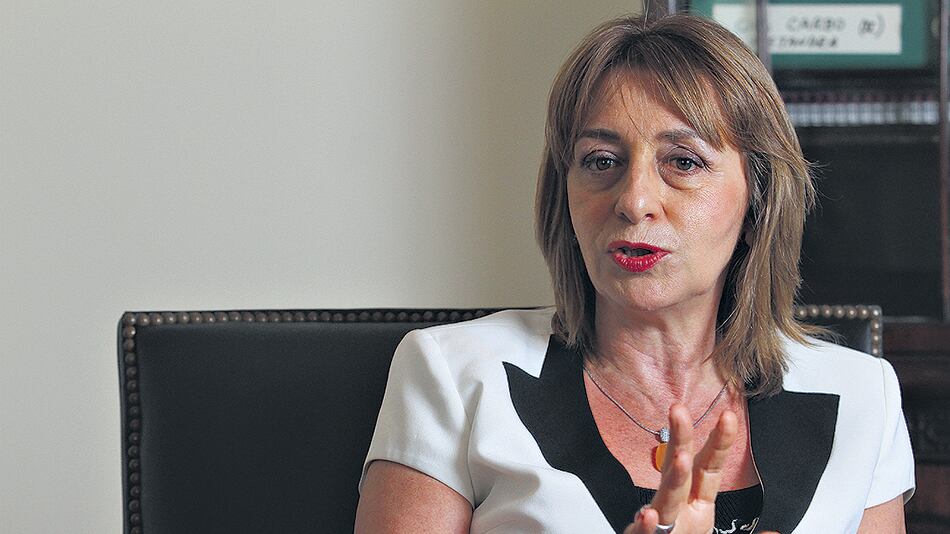 El Ejecutivo pretende echar a Alejandra Gils Carbó sin cumplir con el juicio político.