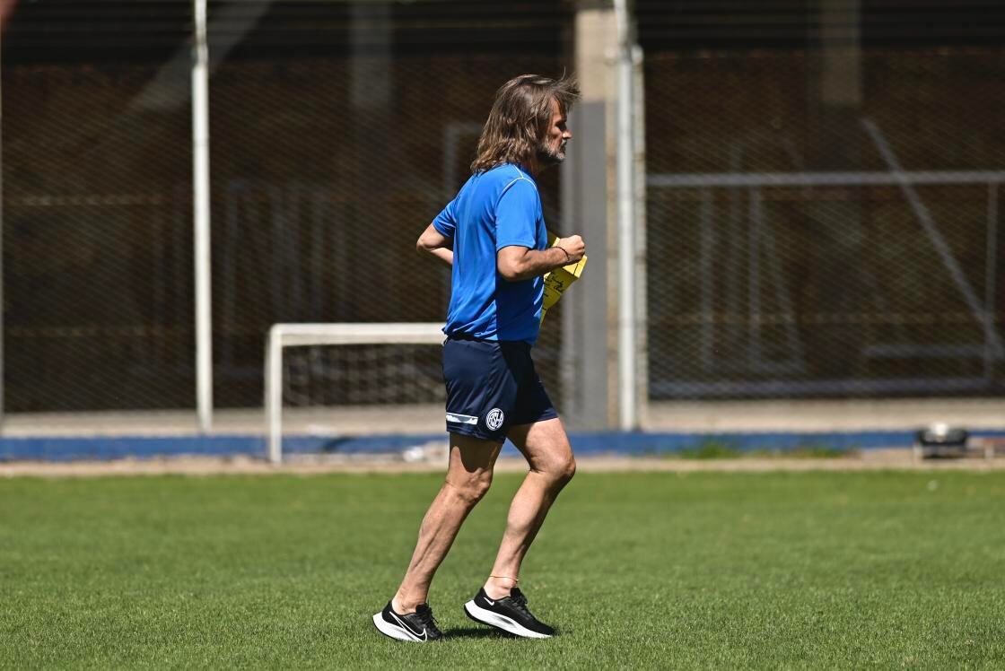 Rubén Darío Insúa al trote durante una práctica de su San Lorenzo
