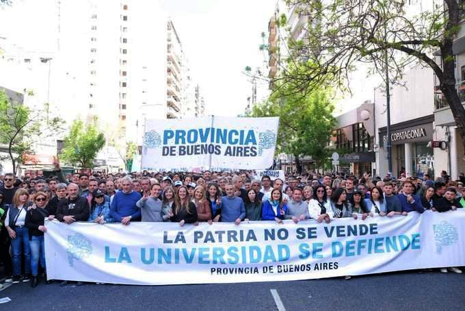 La columna bonaerense volvió a marchar en defensa de la universidad pública.
