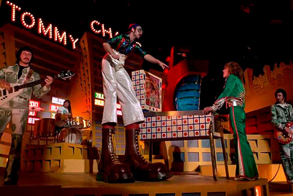 Elton John debió mantener el equilibrio sobre zapatos de metro y medio de alto