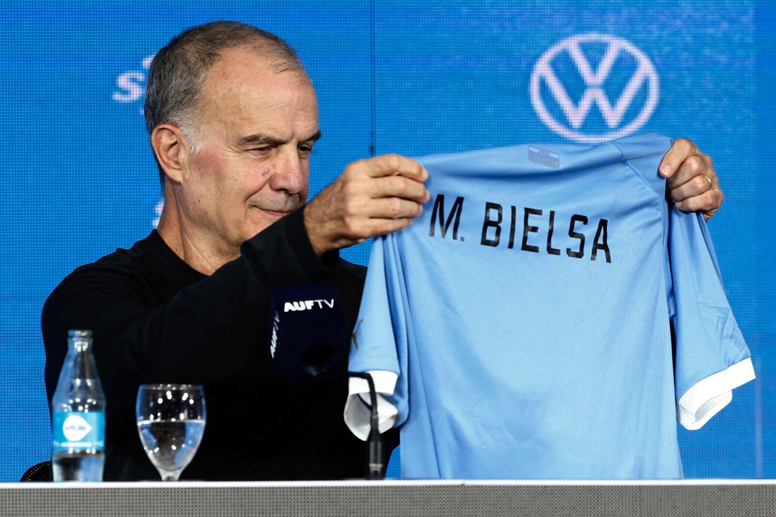 Marcelo Bielsa, muestra la Celeste con su nombre.