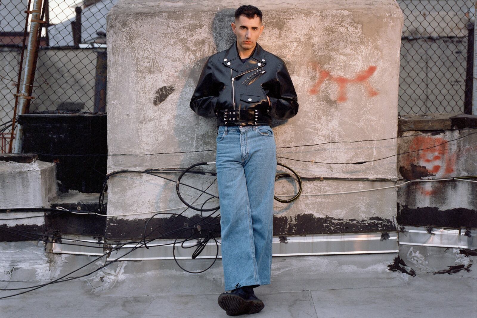 “A los chilenos en el extranjero se nos percibe como fachos y ultra capitalistas. Fue lo que nos obligaron a ser”.