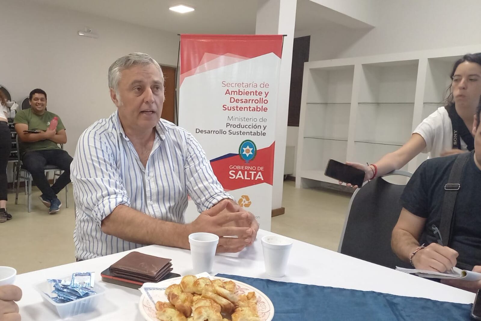 Aldazabal en la rueda con periodistas.