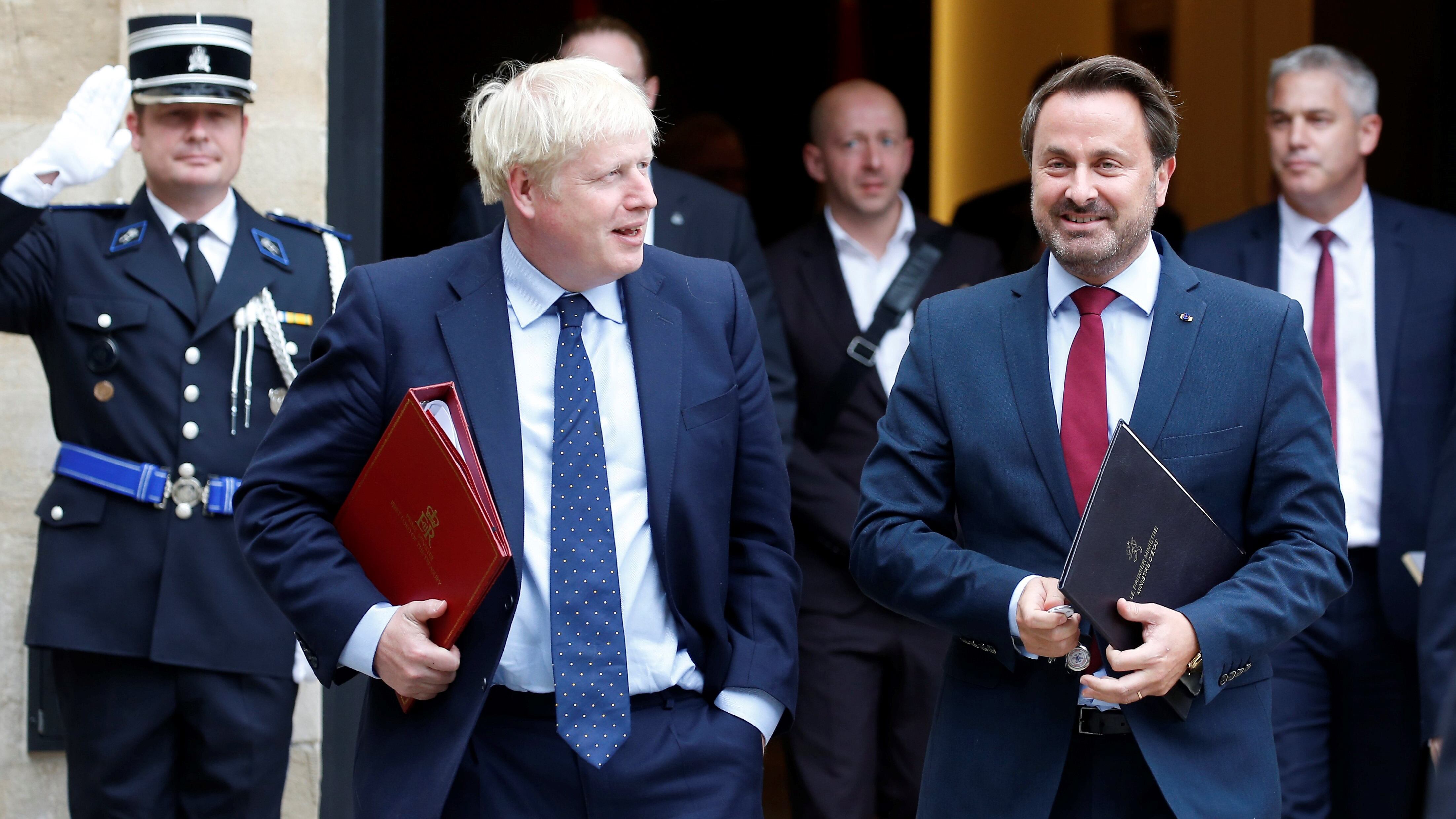 Boris Johnson junto a su par luxemburgués, Xavier Bettel. 