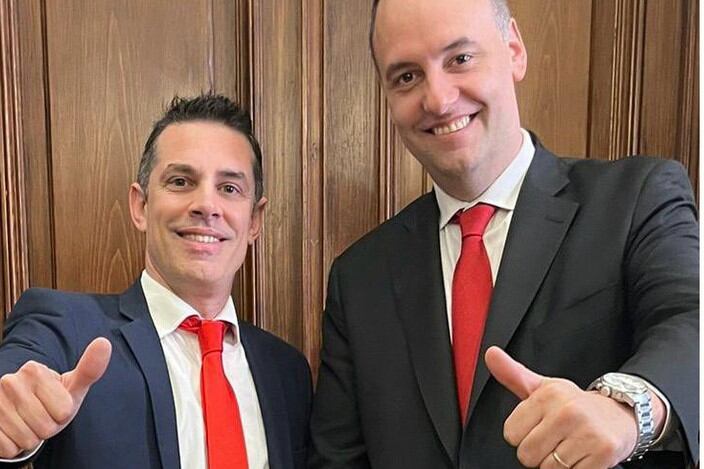 Manuel Adorni festejó el triunfo de Trump usando corbata roja.