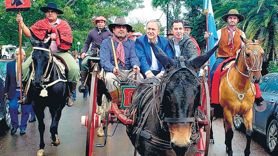 Juan Schiaretti cerró su campaña electoral en un sulky.