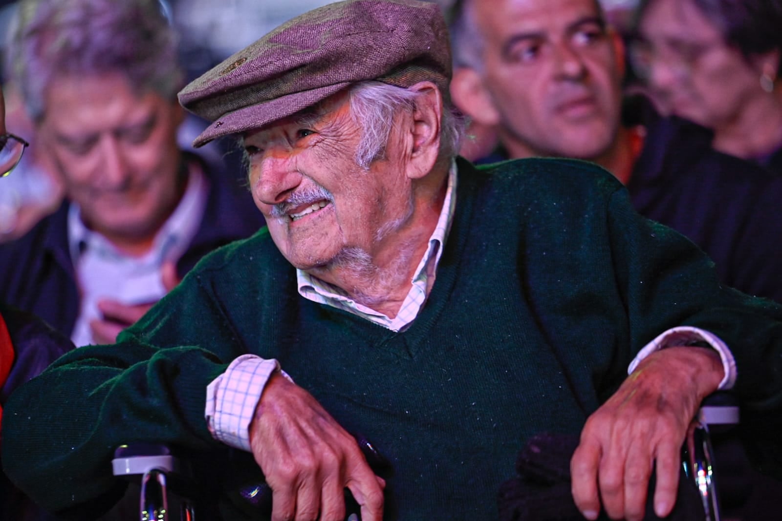 Visiblemente emocionado, "Pepe" Mujica siguió la actividad junto a su compañera Lucía Topolansky.