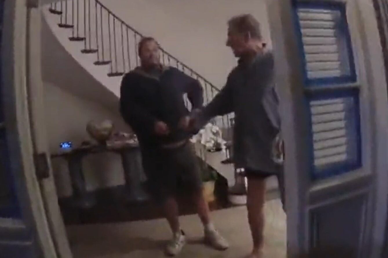 El momento en que David DePape ingresa al domicilio de los Pelosi y ataca a Paul (Foto: Captura).