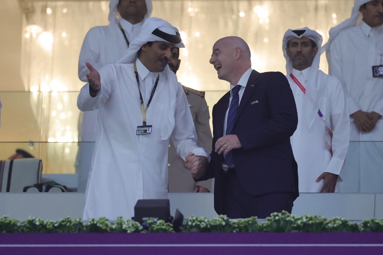 El emir qatarí, Tamim bin Hamad Al Thani, y el presidente de la FIFA, Gianni Infantino,