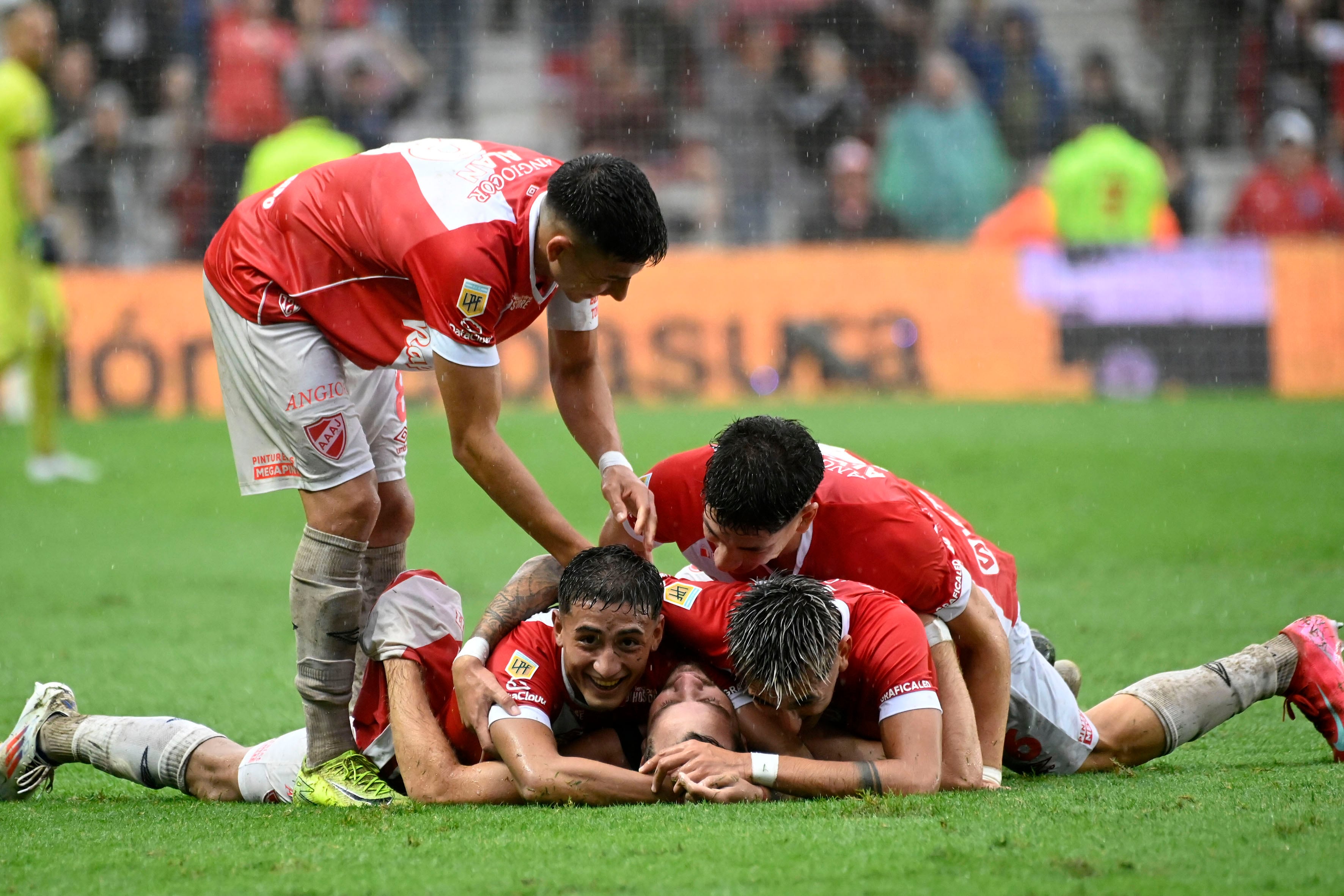 Los jugadores de Argentinos festejan bajo el agua