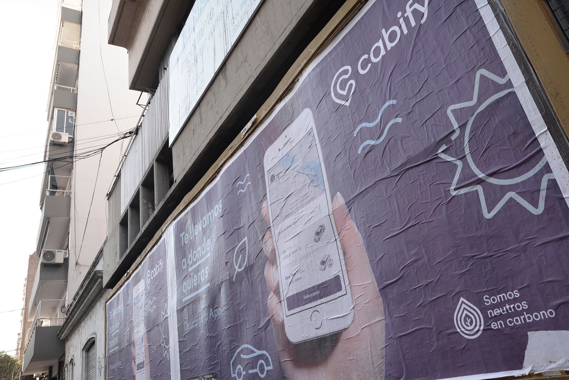 La publicidad en vía pública de la empresa.