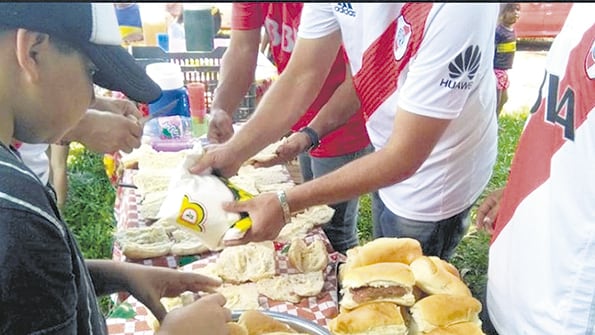 Puestitos de choripanes, parte de la cultura del hincha.