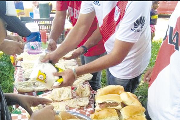Puestitos de choripanes, parte de la cultura del hincha.