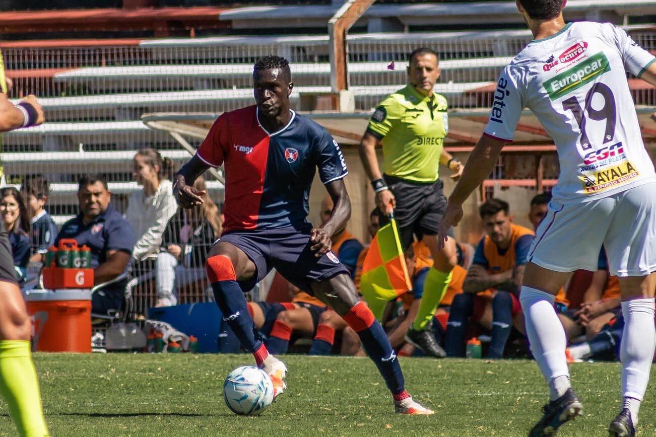 Ousmane N'Dong domina la pelota. En Albion juega tanto de defensor como de volante