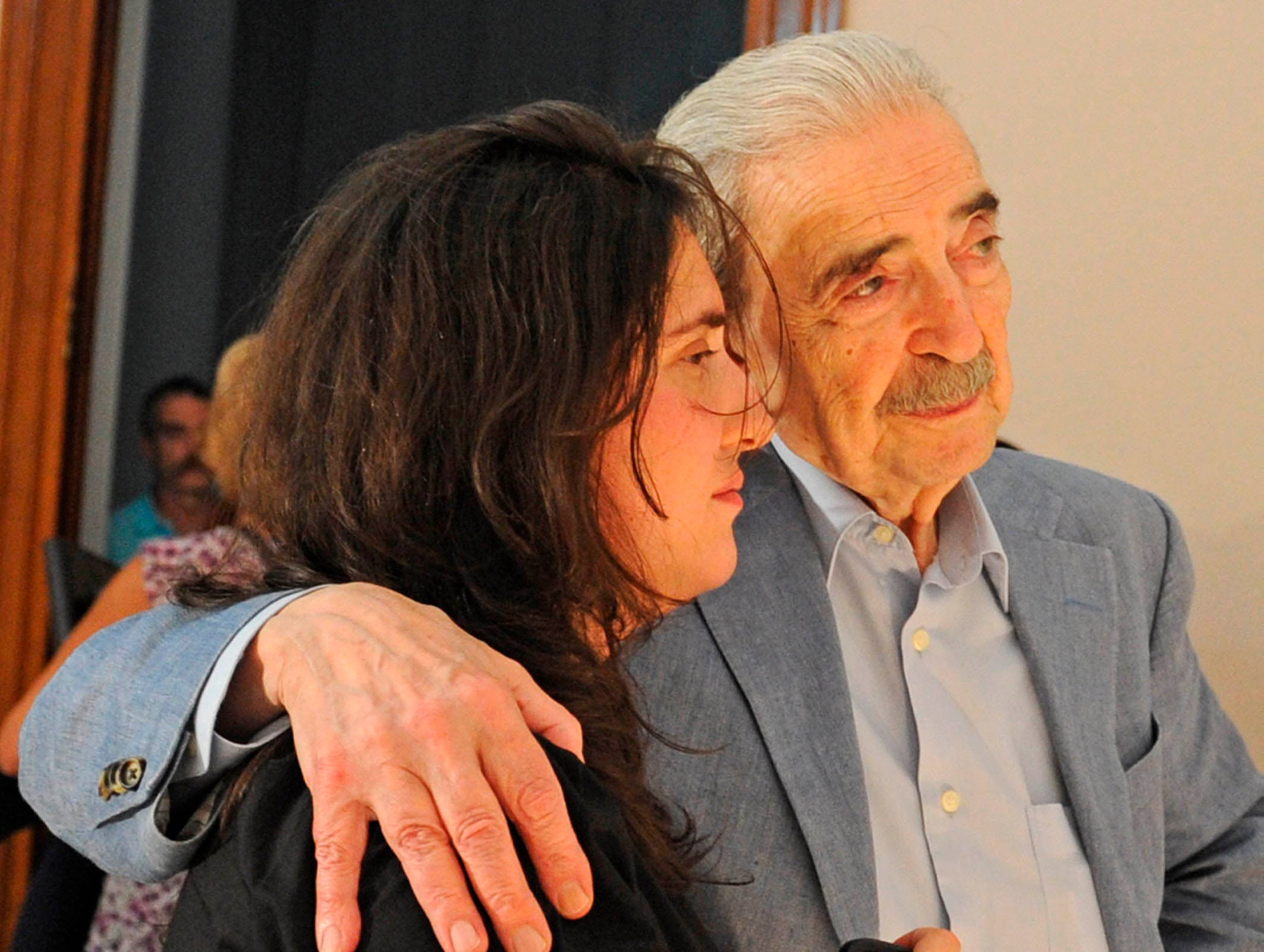 Gelman con su nieta en el año 2000, cuando finalmente la pudo abrazar.