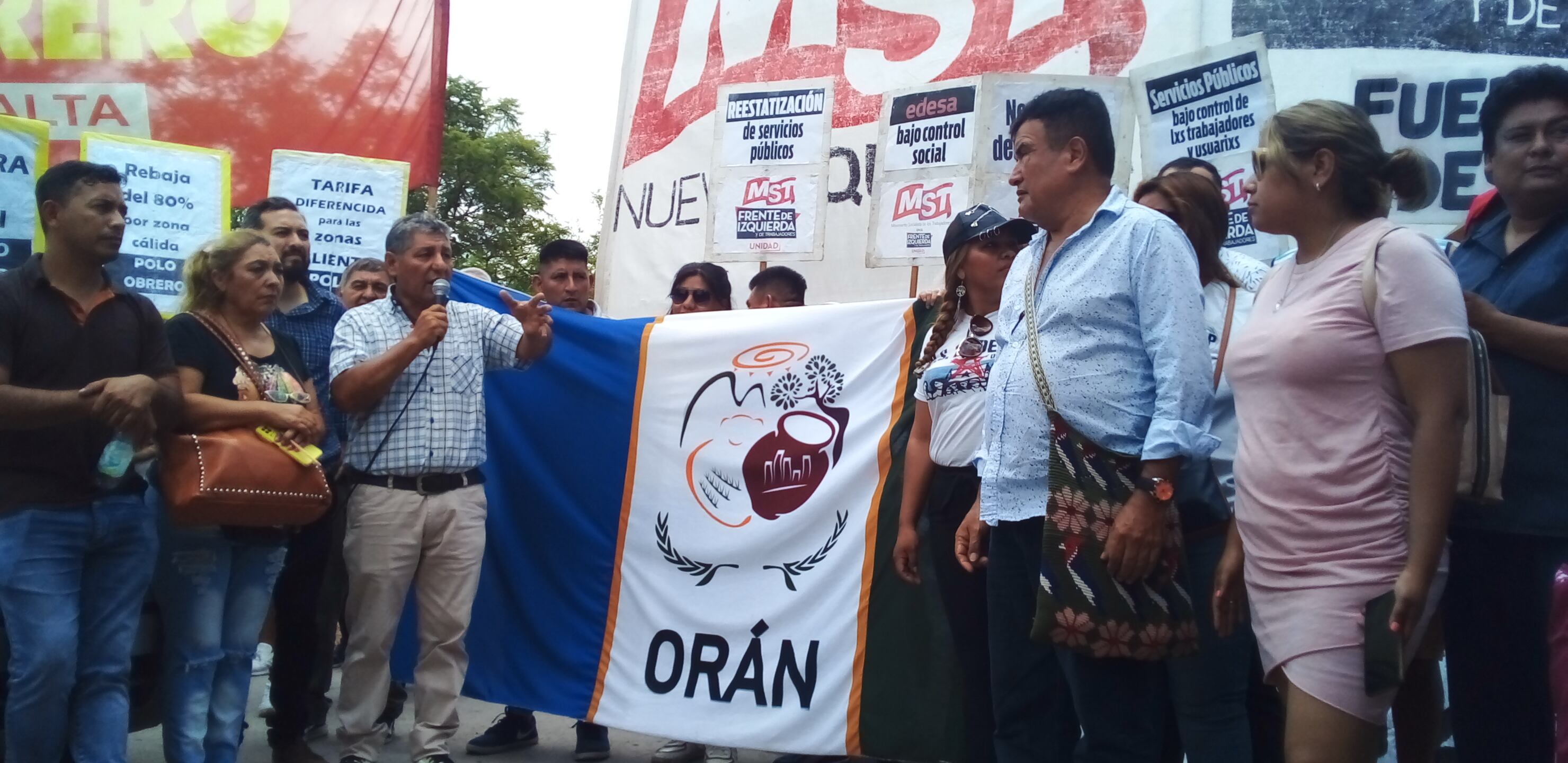 Referentes de los acampes, a la salida de la reunión con el gobierno salteño.