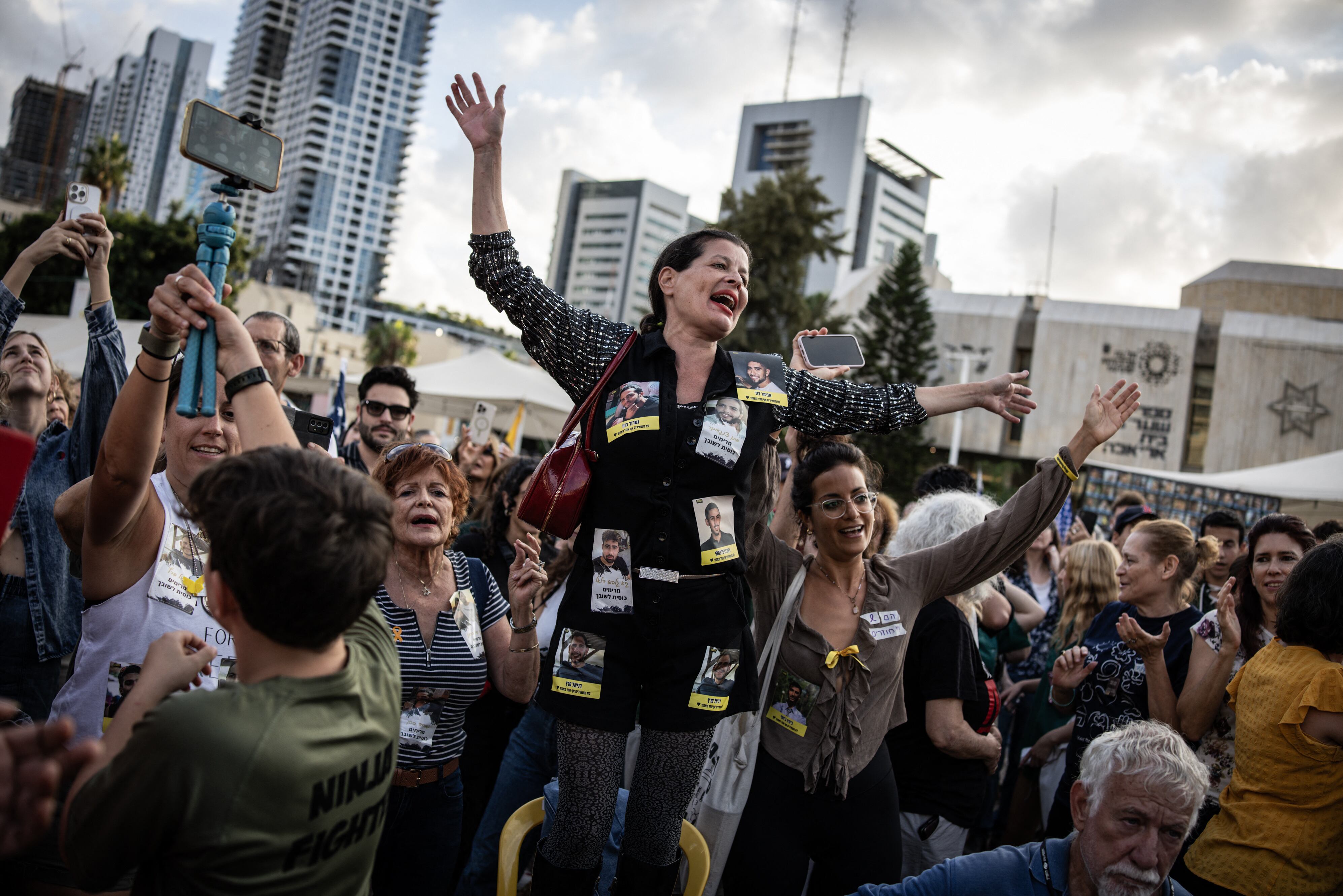 Familiares de los rehenes corearon consignas en Tel Aviv pidiendo el regreso de los secuestrados
