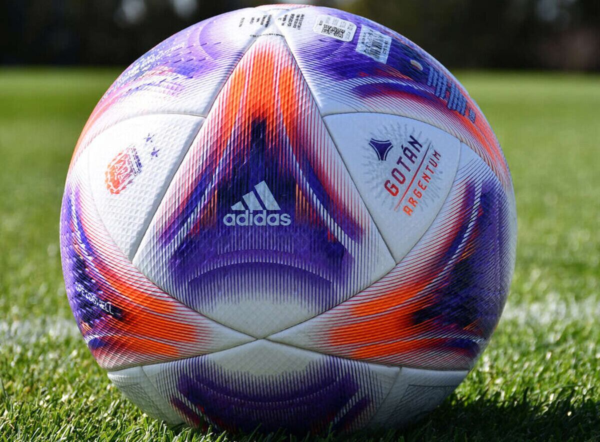 Gotán Argentum, pelota Adidas oficial del fútbol argentino.