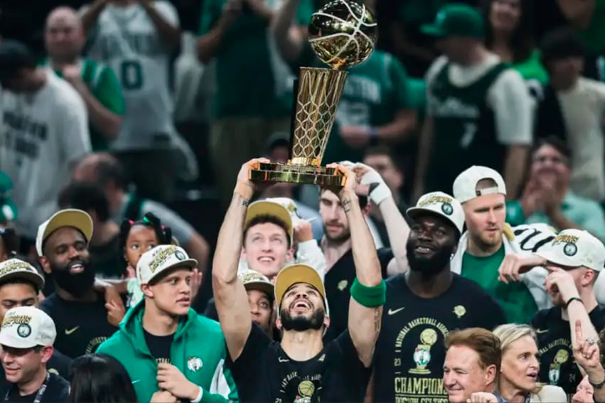 Jayson Tatum levanta la copa en la temporada pasada.