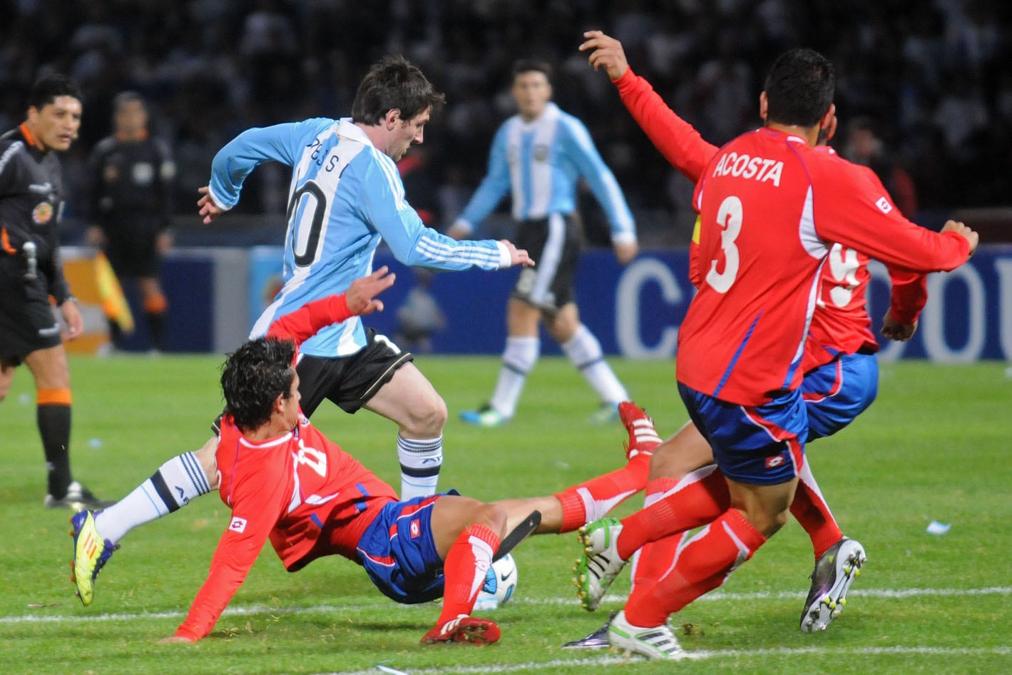 Messi apila costarricenses en la decepcionante Copa América 2011. Al fondo, el Pupi Zanetti