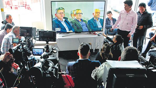 Miembros de la prensa observaban la primera diligencia judicial de la Justicia Especial de Paz anteayer en Bogotá.