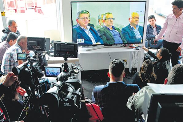 Miembros de la prensa observaban la primera diligencia judicial de la Justicia Especial de Paz anteayer en Bogotá.