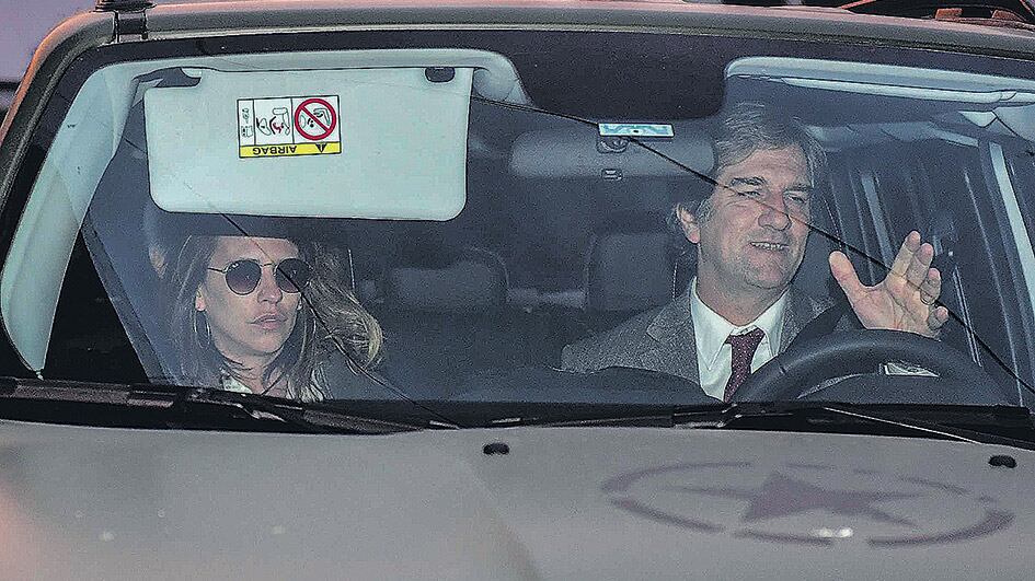 Inés Dávalos Cornejo llegó a la Fiscalía en una camioneta manejada por su abogado Diego Olmedo.