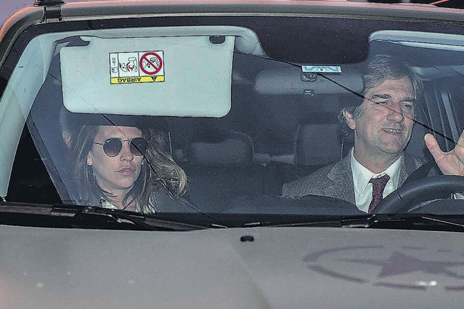 Inés Dávalos Cornejo llegó a la Fiscalía en una camioneta manejada por su abogado Diego Olmedo.