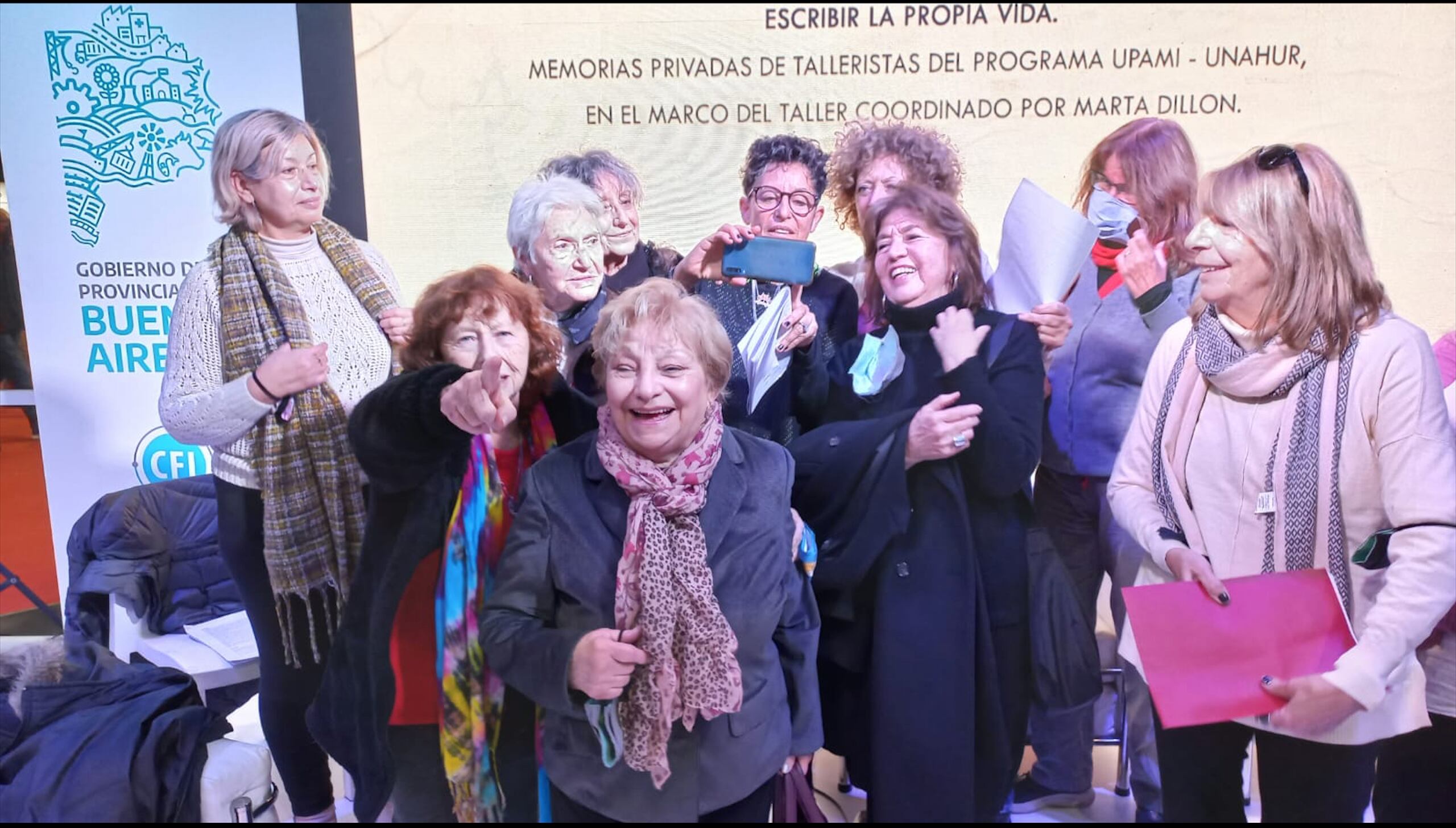Una imagen del final de la lectura, en el stand del Instituto de Cultura de la Provincia de Buenos Aires.