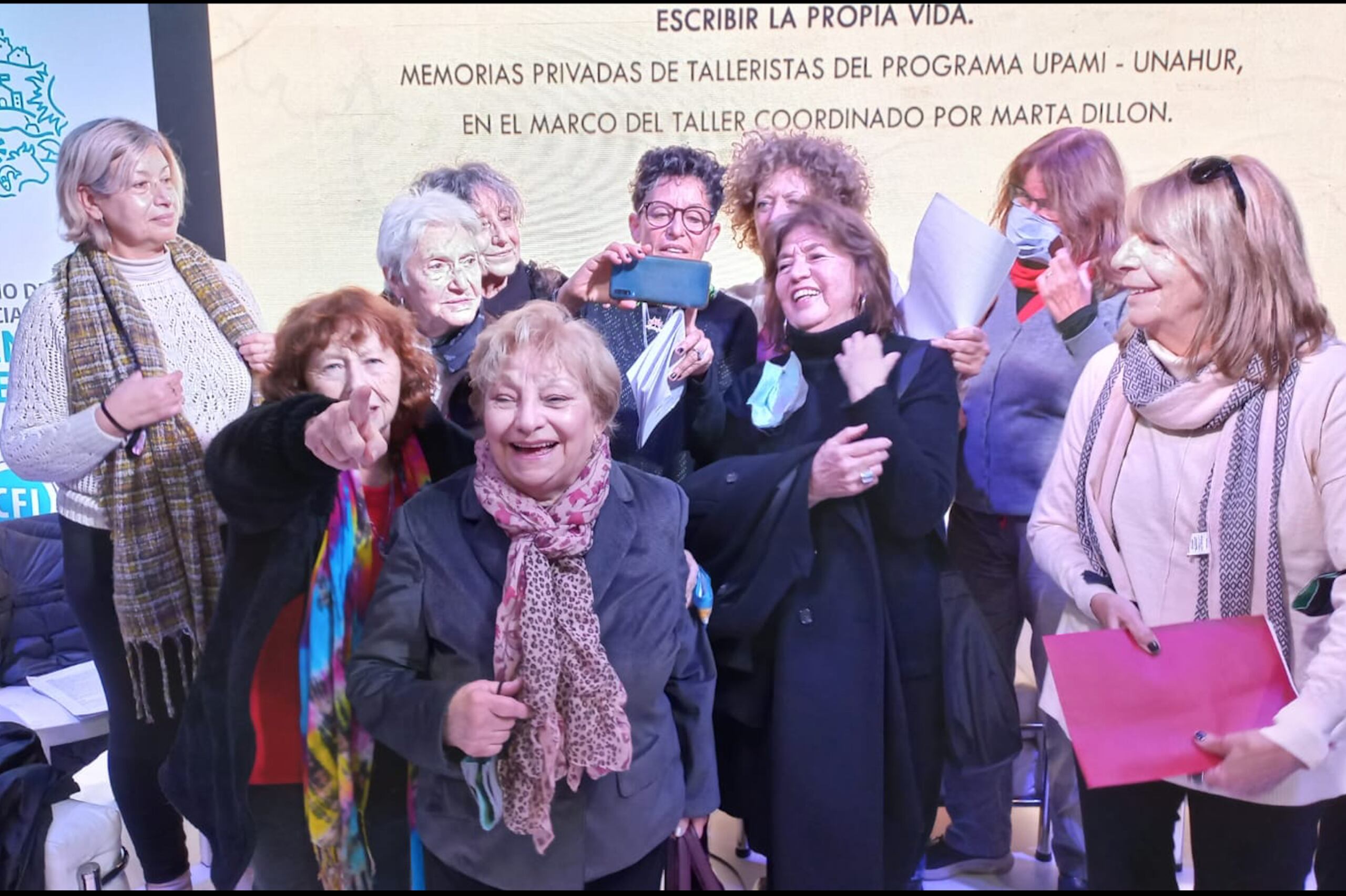 Una imagen del final de la lectura, en el stand del Instituto de Cultura de la Provincia de Buenos Aires.