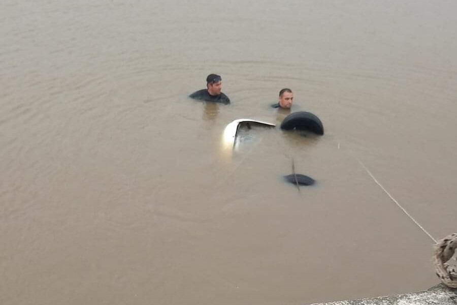 Accidente fatal en ruta 11: un auto cayó de un puente y murieron 5 personas. (Imagen: X/@hechosanderechos)