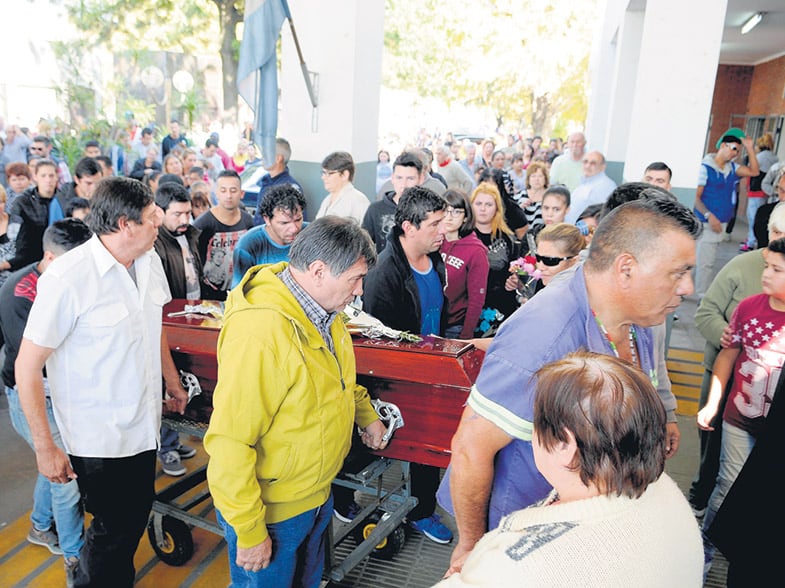 Familiares y amigos de Araceli acompañaron a la familia y apoyaron sus reclamos.