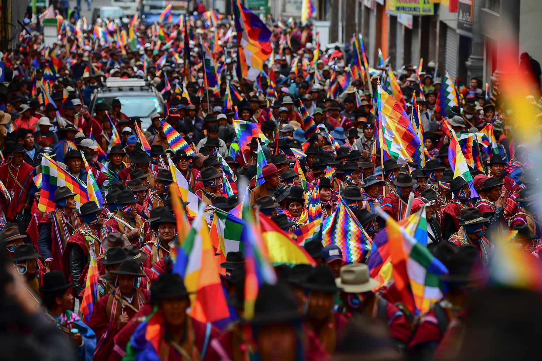 Simpatizantes de Evo Morales marchan por las calles de La Paz.