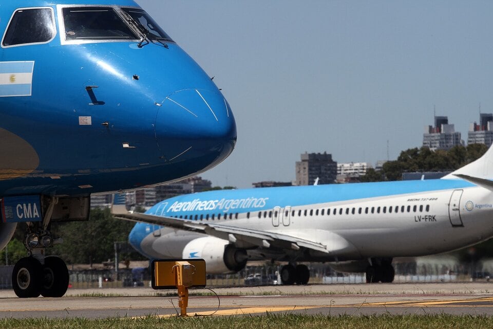 El Gobierno amenaza con tercerizar o vender Aerolíneas Argentinas: qué posibilidades hay de que esto ocurra