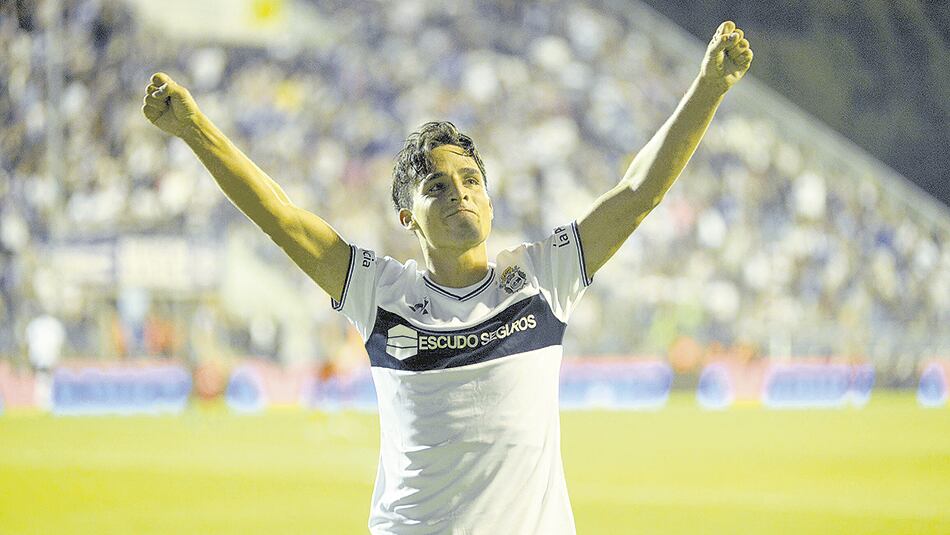 Lorenzo Faravelli festeja ante su gente el gol del triunfo de Gimnasia.