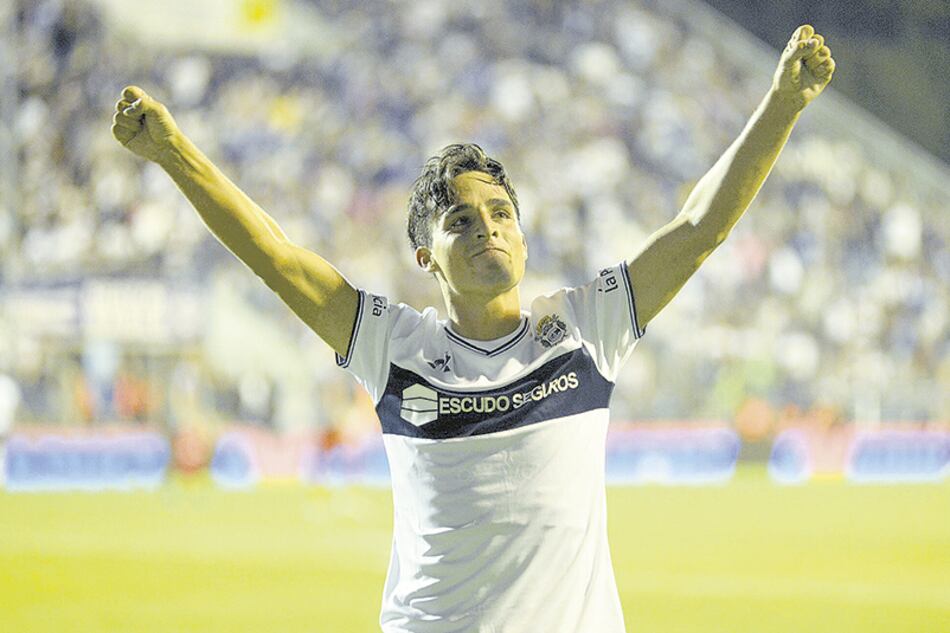 Lorenzo Faravelli festeja ante su gente el gol del triunfo de Gimnasia.