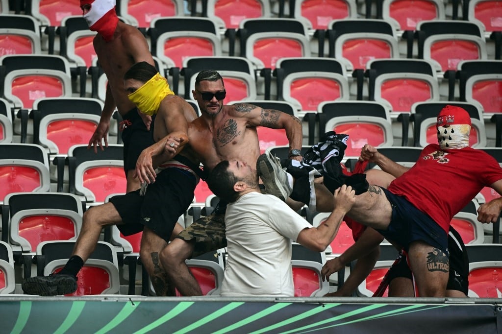 Los incidentes se originaron cuando cientos de aficionados del Colonia con la cara tapada invadieron otras tribunas para enfrentarse a los hinchas locales. (Foto: AFP/Nicolás Tucat)
