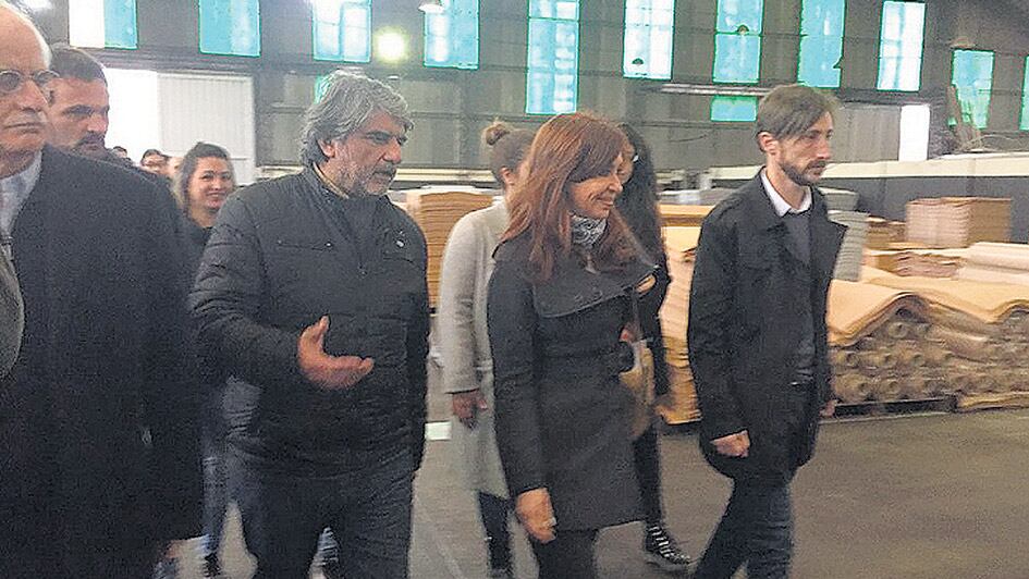 La ex presidenta Cristina Kirchner junto a Jorge Taiana en la cooperativa Cuero Flex.