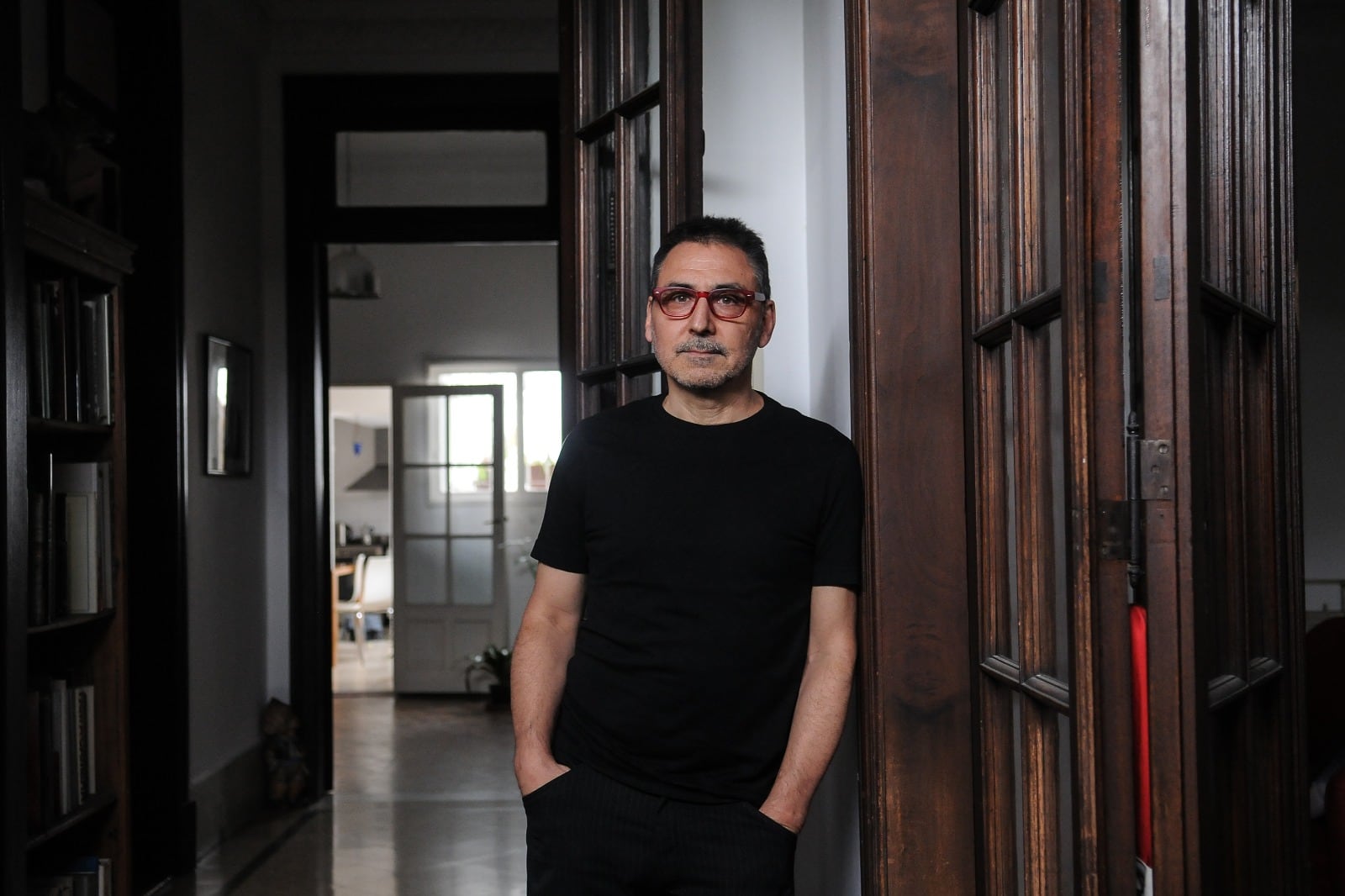 García Wehbi es director teatral, régisseur, performer, artista visual y docente. 