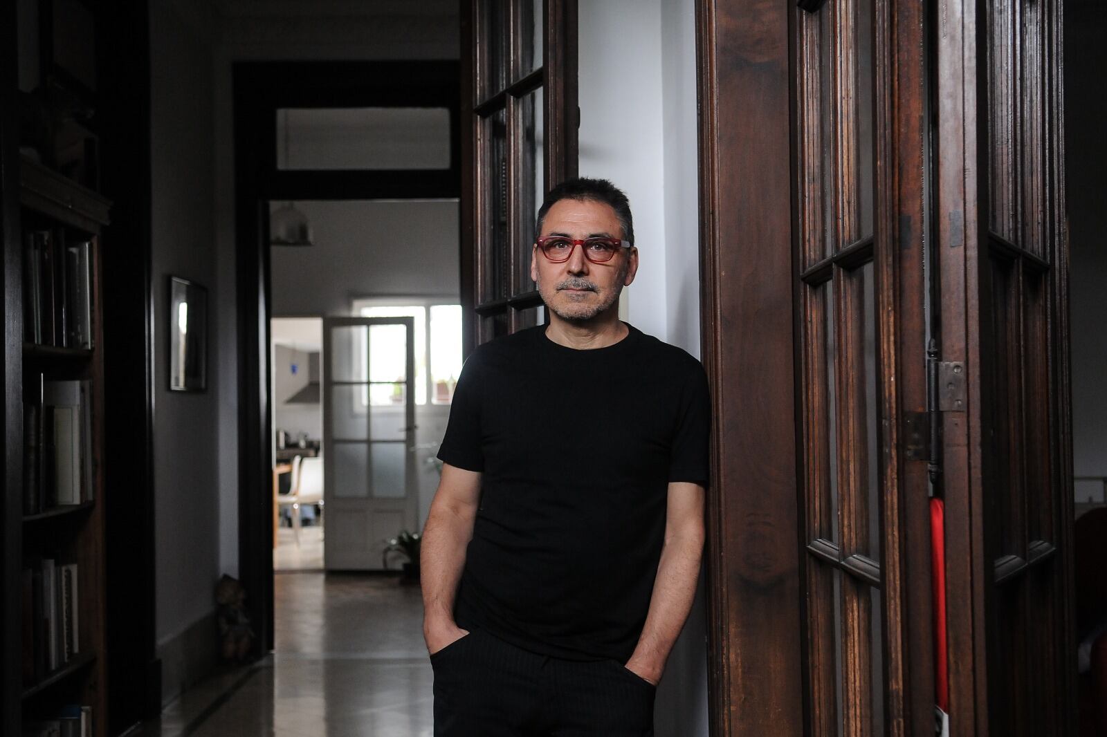 García Wehbi es director teatral, régisseur, performer, artista visual y docente.