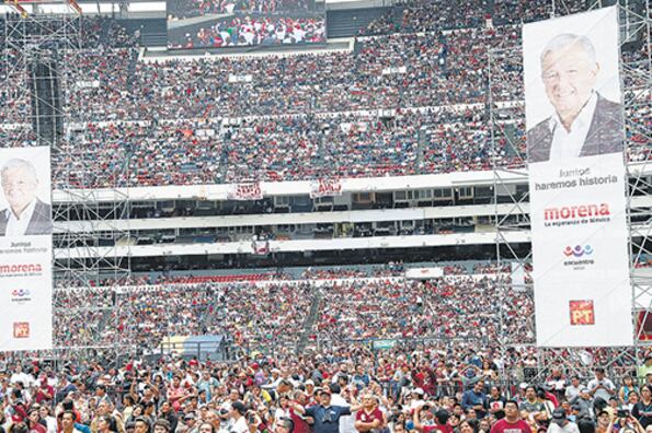 Los simpatizantes de Morena llenaron el Estadio Azteca en el cierre de campaña de AMLO.