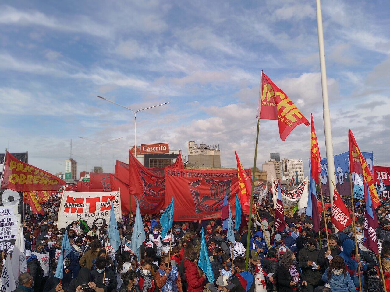 La marcha congregó a varios cientos de personas. 
