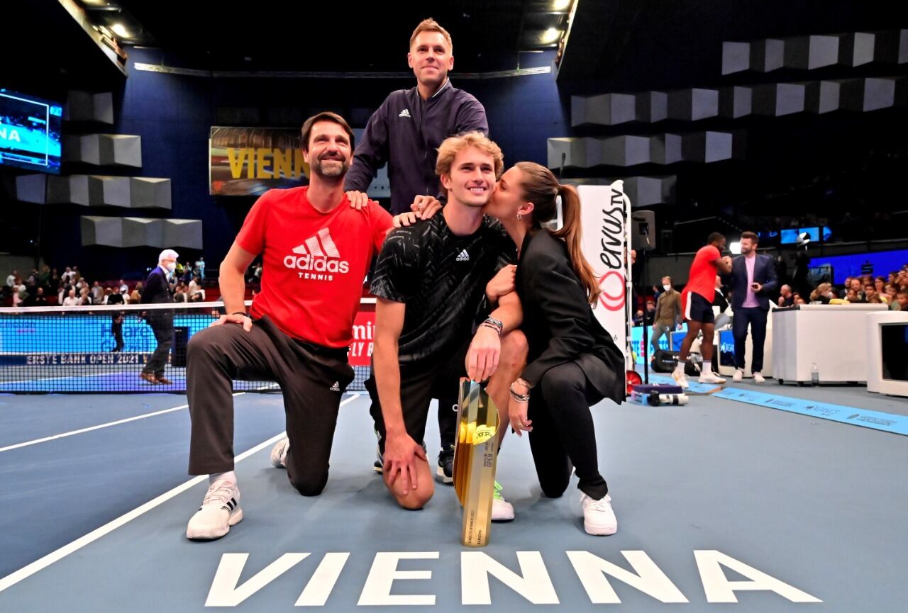 Zverev festeja junto a su equipo