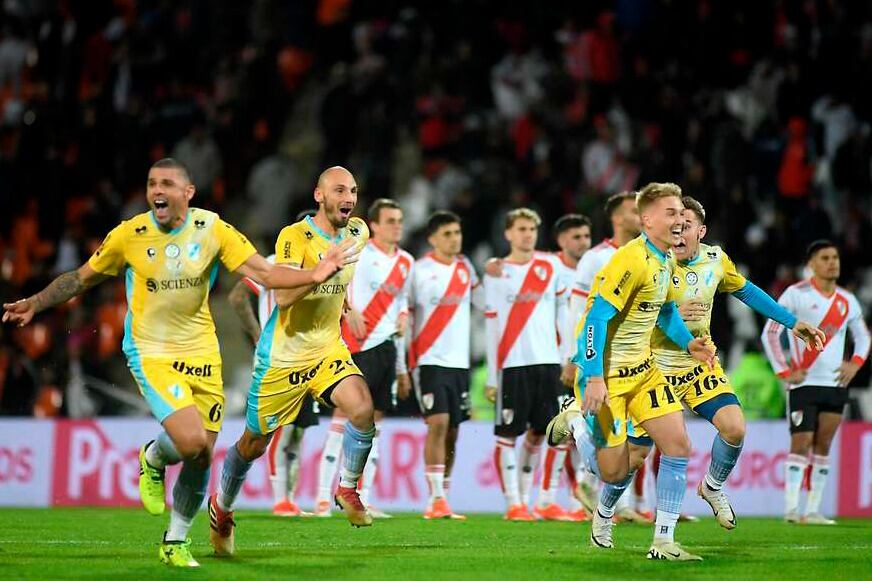 Los jugadores de River sufren la derrota, mientras Temperley celebra